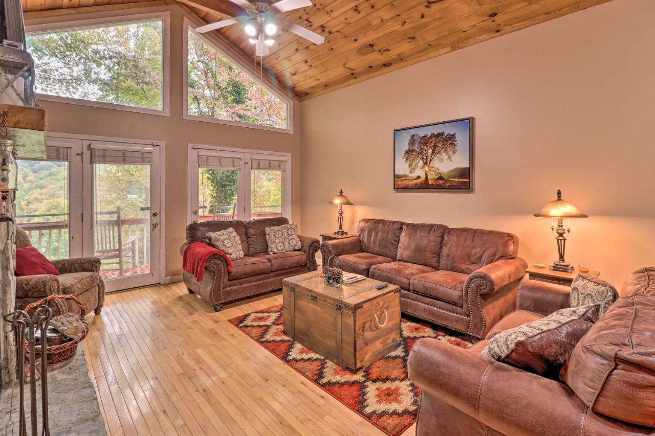 Rustic Red Cabin With Deck In Maggie Valley Club! Ngoại thất bức ảnh