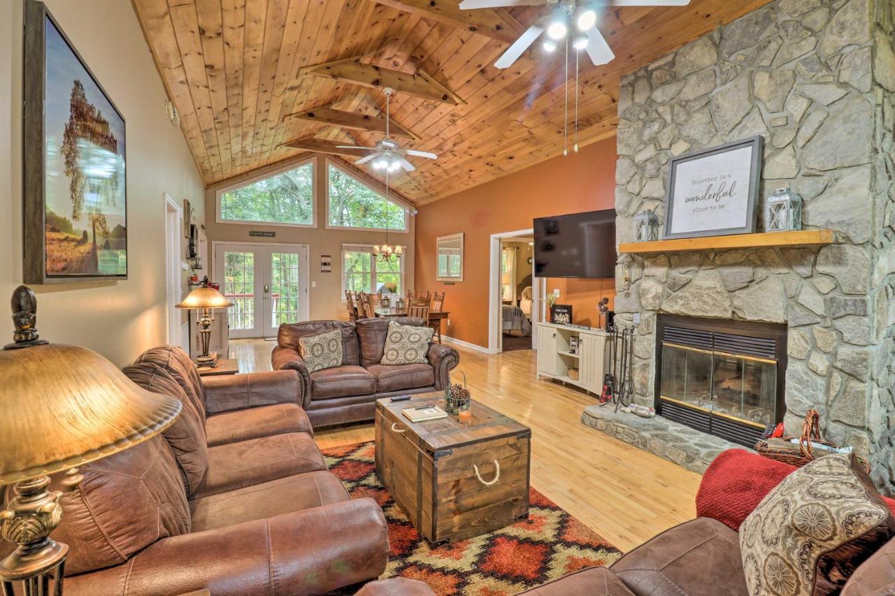 Rustic Red Cabin With Deck In Maggie Valley Club! Ngoại thất bức ảnh