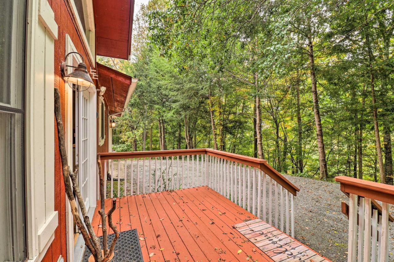 Rustic Red Cabin With Deck In Maggie Valley Club! Ngoại thất bức ảnh